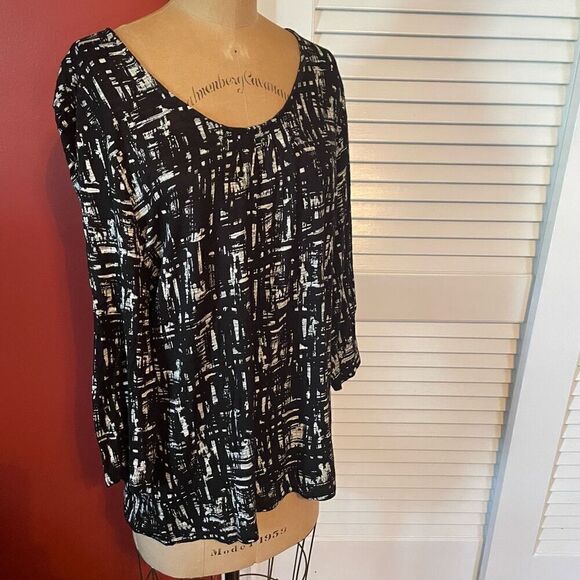 CHICO’S | abstract black and white 3/4 sleeve top 2 or M - Picture 2 of 5